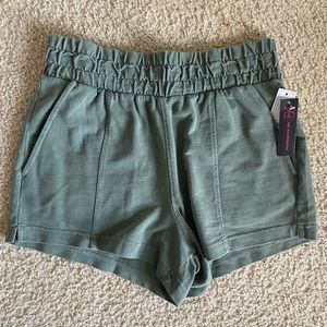 Junior NB shorts L  NWT